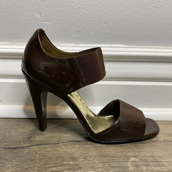 5 for $40💅BCBG Paris Brown Patent Leather Heeled Sandals - Picture 2 of 8